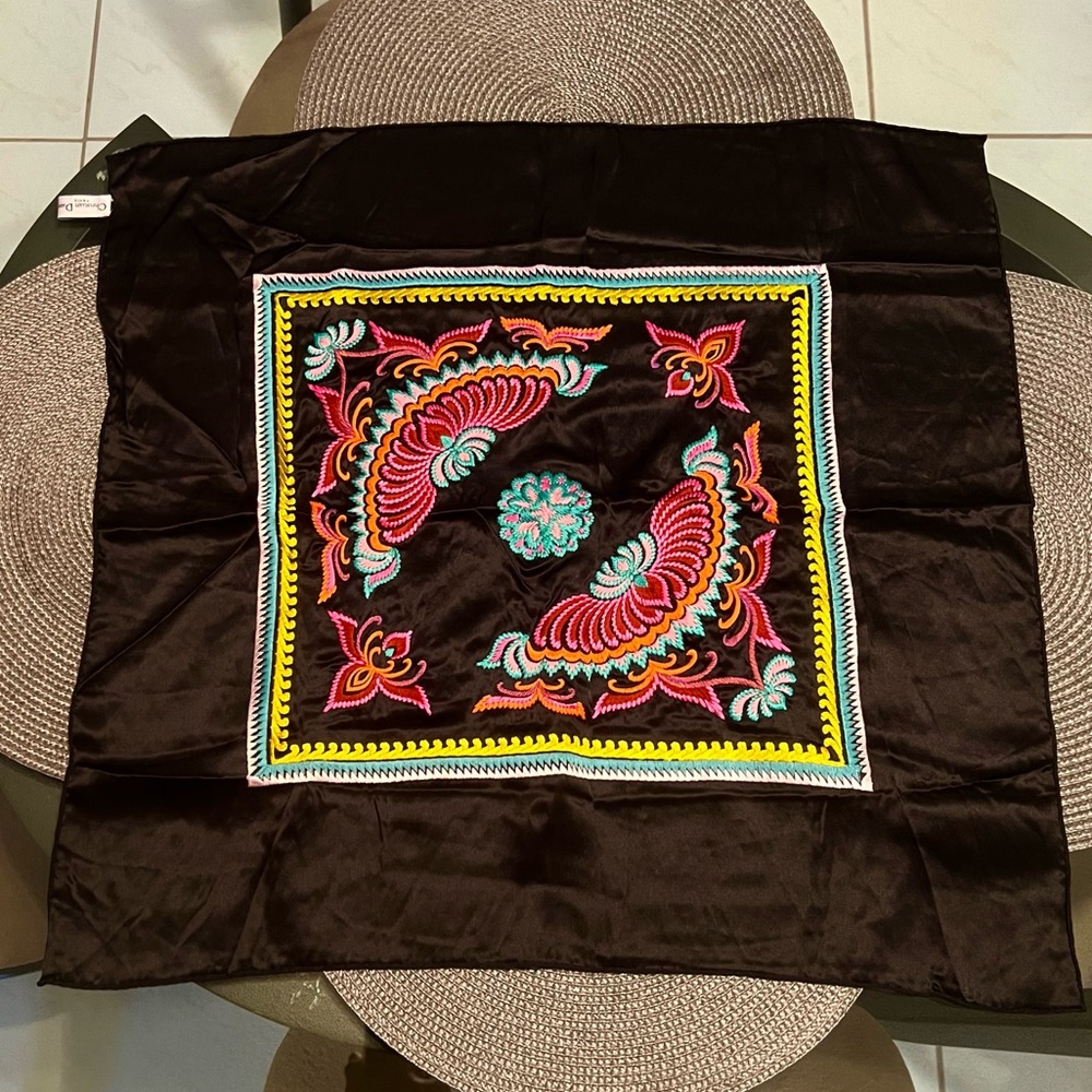 CHRISTIAN DIOR 100% SILK EMBROIDERED SCARF 22” x 22” EXCELLENT CONDITION